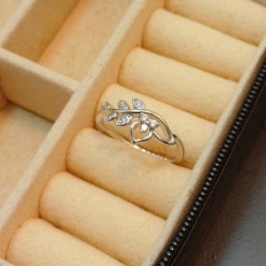 انگشتر طرح برگ نقره ای ژوپینگ